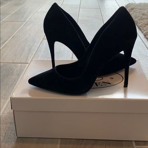 Black suede Daisie pumps